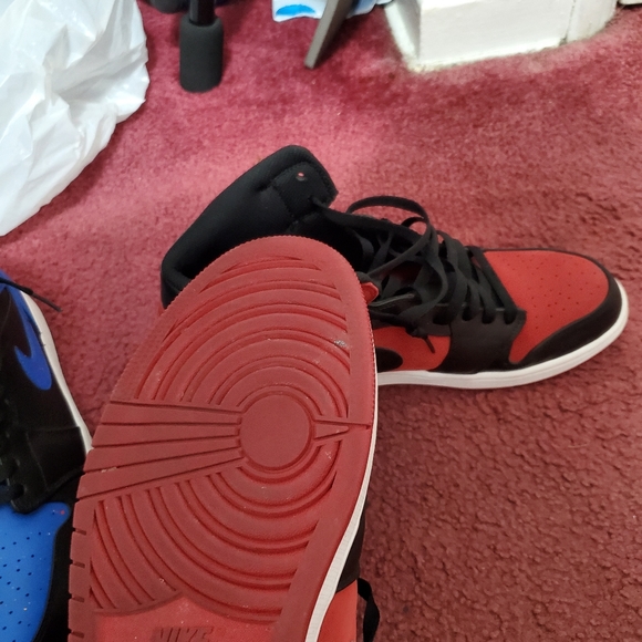 Red Jordan 1 Mid's